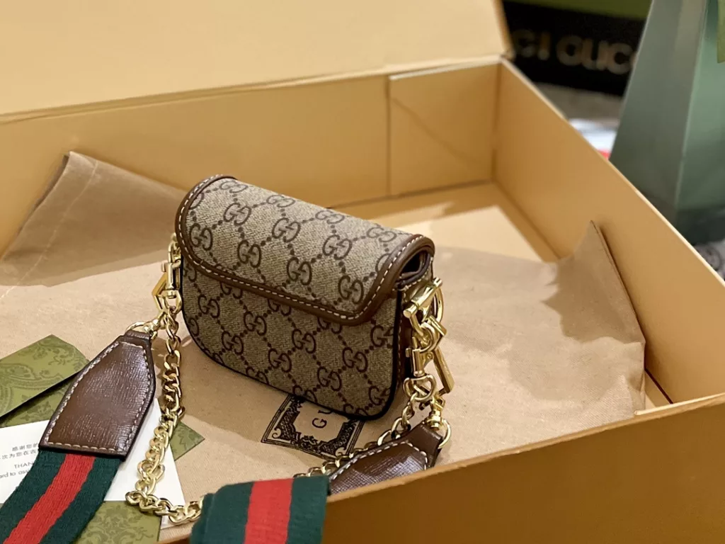 Gucci 1955 Mini small waste bag super explosive<br>Wow, 1955 has a new member super mini size, two shoulder straps can be switched at will Size 13 * 9.5cm