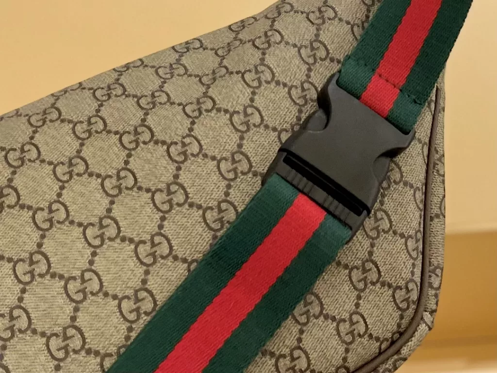 Gucci chest bag waist bag this year's hottest a print really makes people shine the latest with the waist bag / chest bag special model of a tide bag classic color red shoulder strap super versatile magnanimous full set of packaging size opening long<br>Large 32×19cm