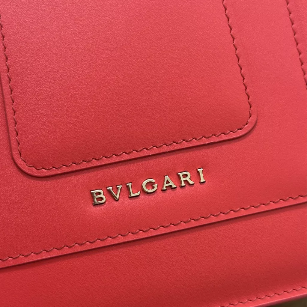 Bvlgari 】Bvlgari counter hot models Serpenti Forever wrist models organ bag original quality, imported South African leather ➕ custom original hardware 🎉🎉 embellished serpenti black and white enamel light gold plated snake head-shaped buckle, double eye inlay peacock turquoise with removable shoulder strap 🎀 inside three compartments laminated simple and practical to meet your different needs 