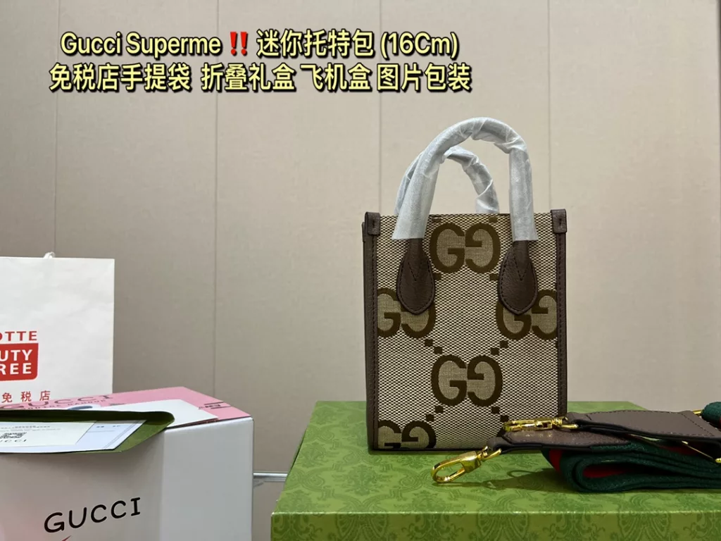 Chinese New Year Mini Tote Bag💞💞 To celebrate the Year of the Tiger, Gucci has reinterpreted the GG Supreme canvas with this mini tote bag that incorporates the 