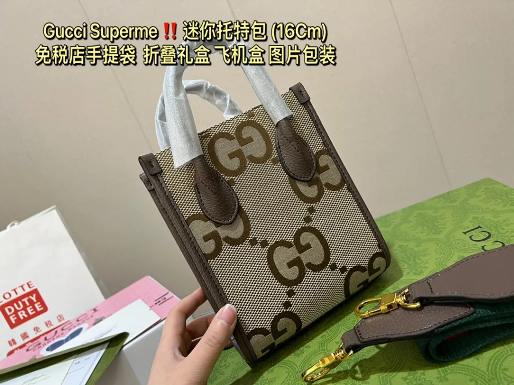 Chinese New Year Mini Tote Bag💞💞 To celebrate the Year of the Tiger, Gucci has reinterpreted the GG Supreme canvas with this mini tote bag that incorporates the 