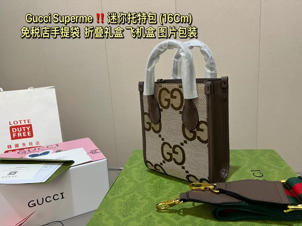 Chinese New Year Mini Tote Bag💞💞 To celebrate the Year of the Tiger, Gucci has reinterpreted the GG Supreme canvas with this mini tote bag that incorporates the 