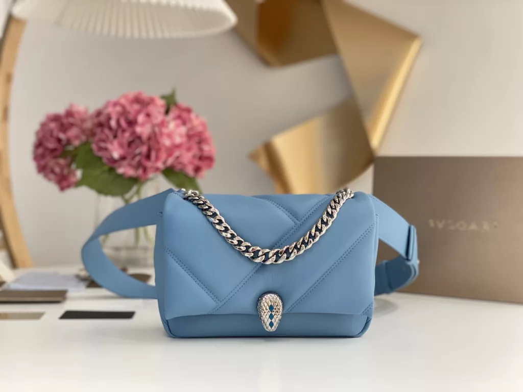 Bulgari BVLGARI-Spring/Summer 2022 Blue<br>The color from the summer ocean (22㎝)<br>Serpenti Cabochon quilted bag is the highlight of BVLGARI this summer - first of all, the classic quilted pattern is enlarged in proportion, the bag looks full and geometric; then add a white lac thick chain decoration, rugged style with a modern atmosphere. The bag is made of sapphire and imported first layer calf leather, decorated with delicate blue onyx snake scales and gold-plated snake head clasp with mother-of-pearl snake scales in the center, embellished with red enamel eyes.<br>291089# Size: 22.5<em>15</em>10cm<br>291085# Size: 18<em>12</em>8cm