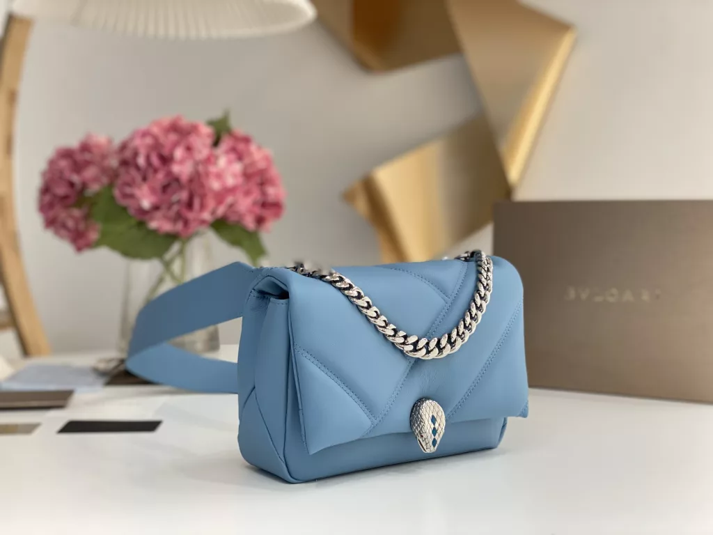 Bulgari BVLGARI-Spring/Summer 2022 Blue<br>The color from the summer ocean (22㎝)<br>Serpenti Cabochon quilted bag is the highlight of BVLGARI this summer - first of all, the classic quilted pattern is enlarged in proportion, the bag looks full and geometric; then add a white lac thick chain decoration, rugged style with a modern atmosphere. The bag is made of sapphire and imported first layer calf leather, decorated with delicate blue onyx snake scales and gold-plated snake head clasp with mother-of-pearl snake scales in the center, embellished with red enamel eyes.<br>291089# Size: 22.5<em>15</em>10cm<br>291085# Size: 18<em>12</em>8cm