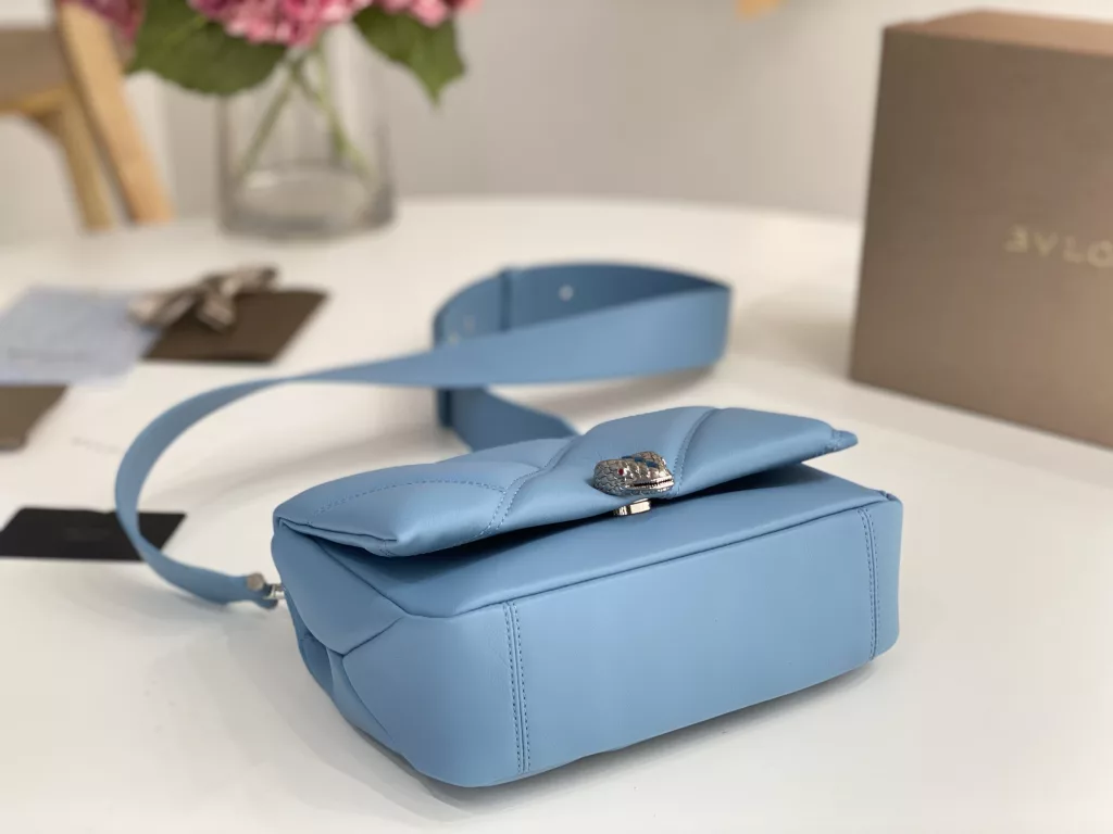 Bulgari BVLGARI-Spring/Summer 2022 Blue<br>The color from the summer ocean (22㎝)<br>Serpenti Cabochon quilted bag is the highlight of BVLGARI this summer - first of all, the classic quilted pattern is enlarged in proportion, the bag looks full and geometric; then add a white lac thick chain decoration, rugged style with a modern atmosphere. The bag is made of sapphire and imported first layer calf leather, decorated with delicate blue onyx snake scales and gold-plated snake head clasp with mother-of-pearl snake scales in the center, embellished with red enamel eyes.<br>291089# Size: 22.5<em>15</em>10cm<br>291085# Size: 18<em>12</em>8cm