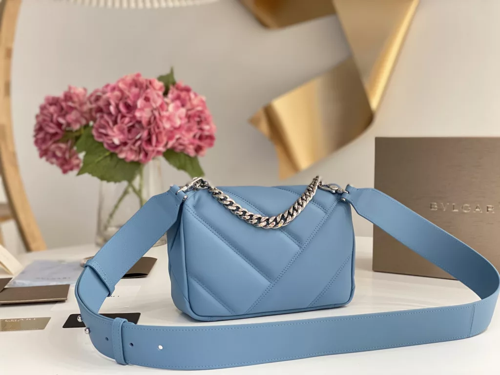 Bulgari BVLGARI-Spring/Summer 2022 Blue<br>The color from the summer ocean (22㎝)<br>Serpenti Cabochon quilted bag is the highlight of BVLGARI this summer - first of all, the classic quilted pattern is enlarged in proportion, the bag looks full and geometric; then add a white lac thick chain decoration, rugged style with a modern atmosphere. The bag is made of sapphire and imported first layer calf leather, decorated with delicate blue onyx snake scales and gold-plated snake head clasp with mother-of-pearl snake scales in the center, embellished with red enamel eyes.<br>291089# Size: 22.5<em>15</em>10cm<br>291085# Size: 18<em>12</em>8cm