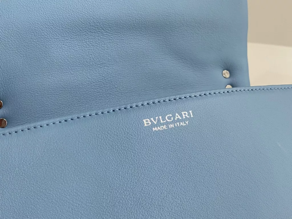 Bulgari BVLGARI-Spring/Summer 2022 Blue<br>The color from the summer ocean (22㎝)<br>Serpenti Cabochon quilted bag is the highlight of BVLGARI this summer - first of all, the classic quilted pattern is enlarged in proportion, the bag looks full and geometric; then add a white lac thick chain decoration, rugged style with a modern atmosphere. The bag is made of sapphire and imported first layer calf leather, decorated with delicate blue onyx snake scales and gold-plated snake head clasp with mother-of-pearl snake scales in the center, embellished with red enamel eyes.<br>291089# Size: 22.5<em>15</em>10cm<br>291085# Size: 18<em>12</em>8cm