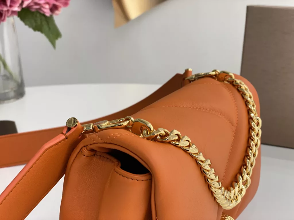 Bulgari BVLGARI-Spring Summer 2022 Orange<br>The color from the summer ocean (22㎝)<br>The Serpenti Cabochon quilted bag is the highlight of BVLGARI this summer - firstly, the classic quilted pattern is enlarged in proportion, the bag looks full and geometric; and then a white lac thick chain is added to decorate, the rugged style is modern. The bag is made of orange stones and imported first layer calf leather, decorated with delicate orange onyx snake scales and gold-plated snake head clasp with mother-of-pearl snake scales in the center, embellished with red enamel eyes.<br>291089# Size: 22.5<em>15</em>10cm<br>291085# Size: 18<em>12</em>8cm