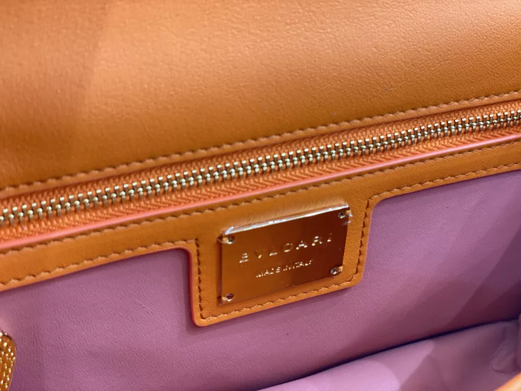 Bulgari BVLGARI-Spring Summer 2022 Orange<br>The color from the summer ocean (22㎝)<br>The Serpenti Cabochon quilted bag is the highlight of BVLGARI this summer - firstly, the classic quilted pattern is enlarged in proportion, the bag looks full and geometric; and then a white lac thick chain is added to decorate, the rugged style is modern. The bag is made of orange stones and imported first layer calf leather, decorated with delicate orange onyx snake scales and gold-plated snake head clasp with mother-of-pearl snake scales in the center, embellished with red enamel eyes.<br>291089# Size: 22.5<em>15</em>10cm<br>291085# Size: 18<em>12</em>8cm