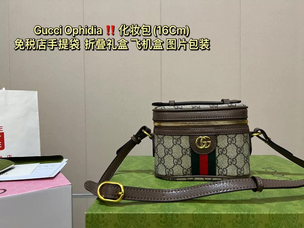 Gucci Ophidia new makeup bag love at first sight<br>-The capacity is much better than super mini, it can hold cell phone, powder, lipstick and keys.<br>lipstick, keys are not a problem<br>The shoulder strap is adjustable and not too long like a chain bar.