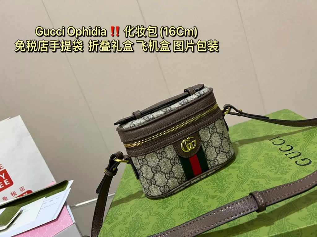 Gucci Ophidia new makeup bag love at first sight<br>-The capacity is much better than super mini, it can hold cell phone, powder, lipstick and keys.<br>lipstick, keys are not a problem<br>The shoulder strap is adjustable and not too long like a chain bar.