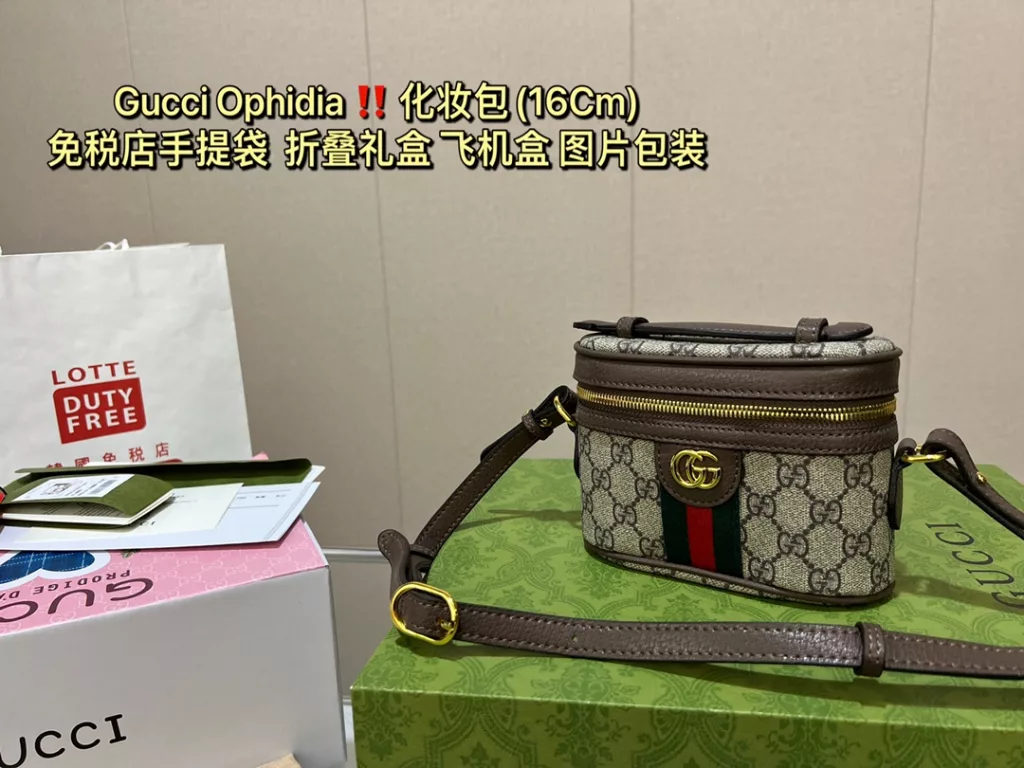 Gucci Ophidia new makeup bag love at first sight<br>-The capacity is much better than super mini, it can hold cell phone, powder, lipstick and keys.<br>lipstick, keys are not a problem<br>The shoulder strap is adjustable and not too long like a chain bar.