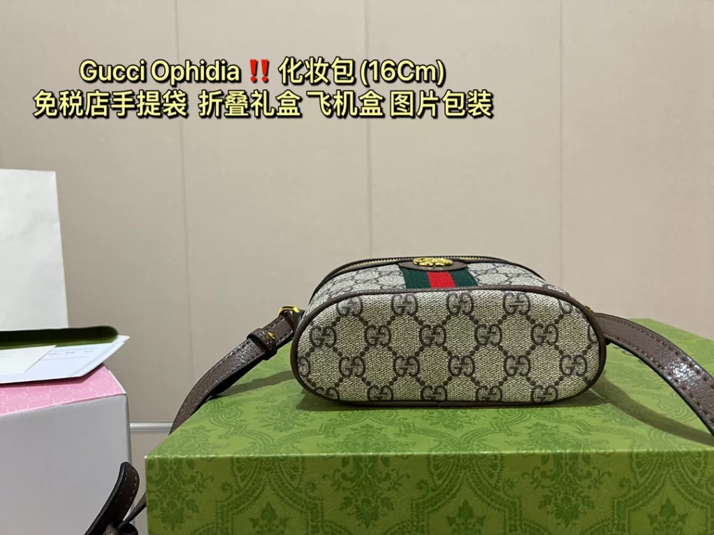 Gucci Ophidia new makeup bag love at first sight<br>-The capacity is much better than super mini, it can hold cell phone, powder, lipstick and keys.<br>lipstick, keys are not a problem<br>The shoulder strap is adjustable and not too long like a chain bar.