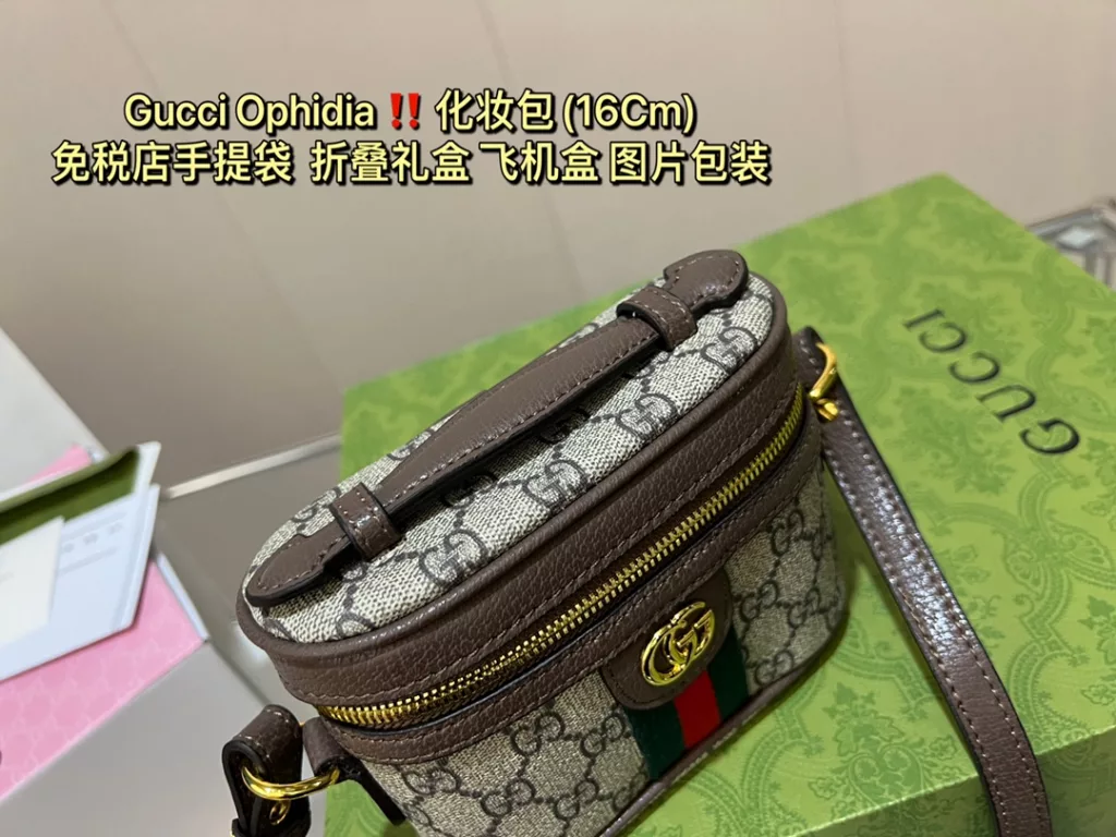 Gucci Ophidia new makeup bag love at first sight<br>-The capacity is much better than super mini, it can hold cell phone, powder, lipstick and keys.<br>lipstick, keys are not a problem<br>The shoulder strap is adjustable and not too long like a chain bar.