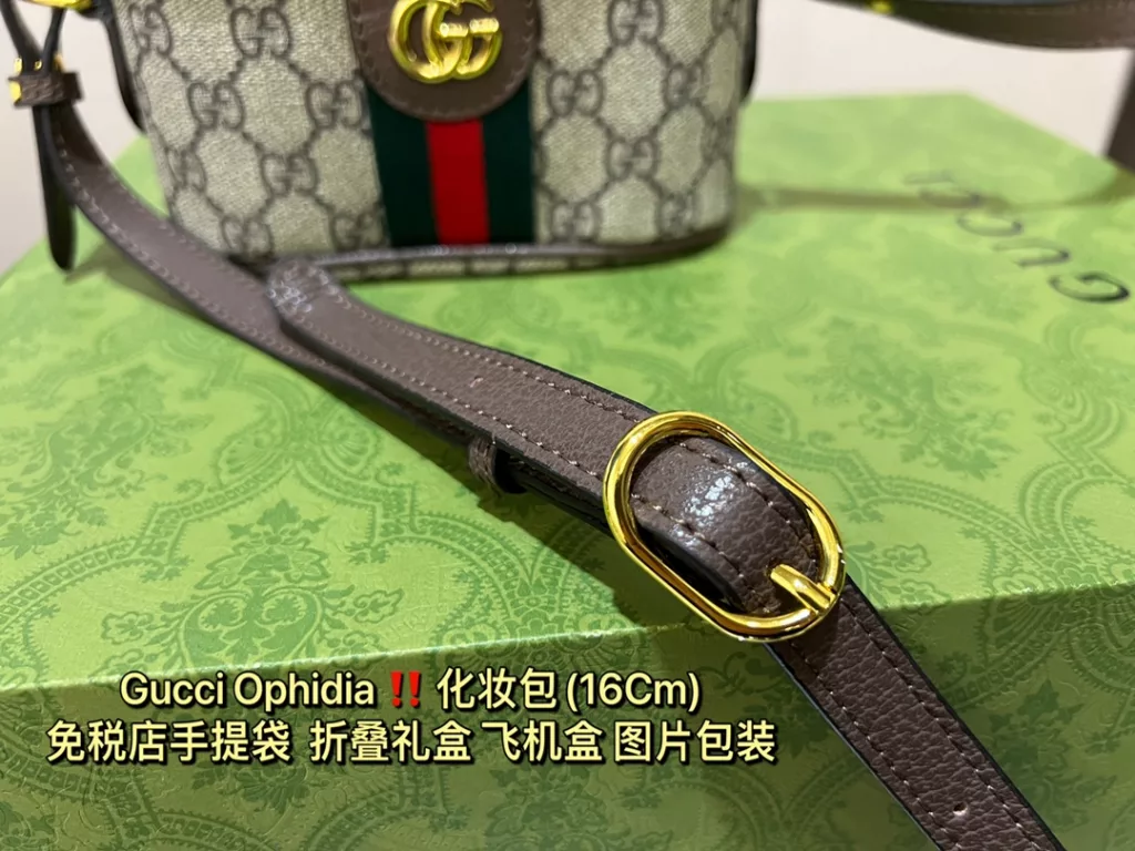 Gucci Ophidia new makeup bag love at first sight<br>-The capacity is much better than super mini, it can hold cell phone, powder, lipstick and keys.<br>lipstick, keys are not a problem<br>The shoulder strap is adjustable and not too long like a chain bar.