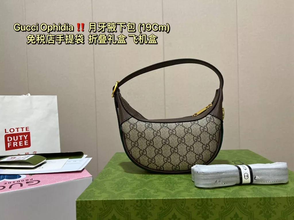 Gucci Ophidia moon underarm bag<br>gift box packaging Gucci small ancient family 🌙 moon armpit bag recommended not chicken 🌕 can be said to be the symbol of the small ancient family can be shoulder armpit shoulder strap can be extended classic locking buckle with the original calf leather paragraph bag appearance rate is very high simply is a tool to wear daily wear very explosive street ❗️ size 19 15cm 