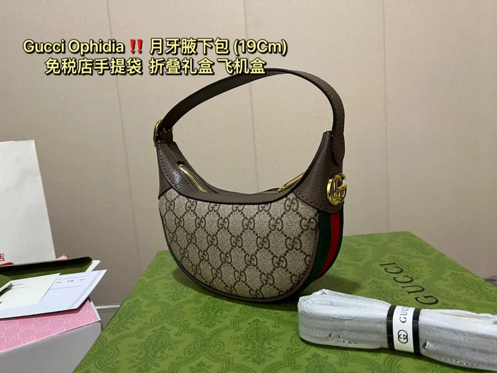 Gucci Ophidia moon underarm bag<br>gift box packaging Gucci small ancient family 🌙 moon armpit bag recommended not chicken 🌕 can be said to be the symbol of the small ancient family can be shoulder armpit shoulder strap can be extended classic locking buckle with the original calf leather paragraph bag appearance rate is very high simply is a tool to wear daily wear very explosive street ❗️ size 19 15cm 