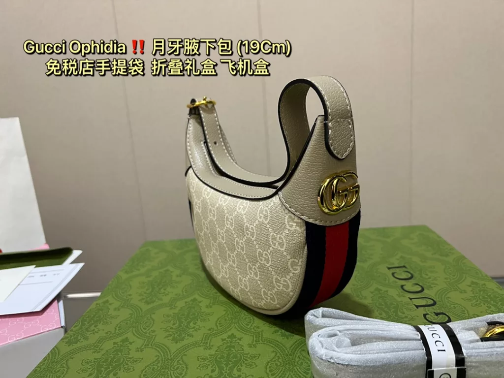 Gucci Ophidia moon underarm bag<br>gift box packaging Gucci small ancient family 🌙 moon armpit bag recommended not chicken 🌕 can be said to be the symbol of the small ancient family can be shoulder armpit shoulder strap can be extended classic locking buckle with the original calf leather paragraph bag appearance rate is very high simply is a tool to wear daily wear very explosive street ❗️ size 19 15cm 