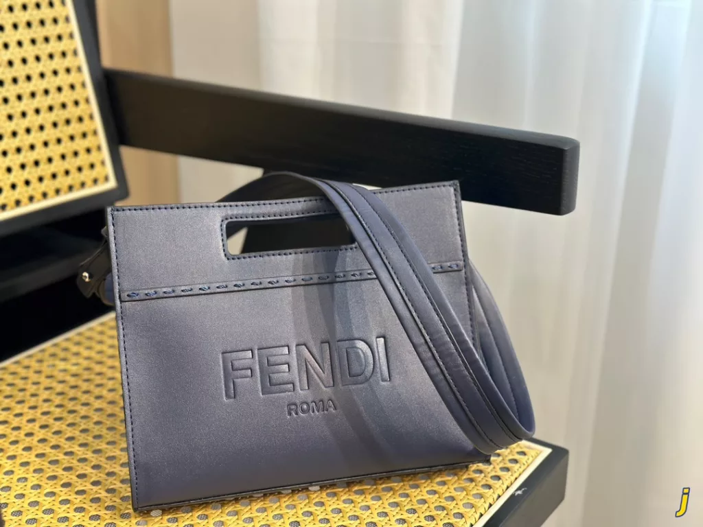 Fendi<br>Handbag / shoulder / crossbody bag<br>Size 24*20cm<br>Unisex model