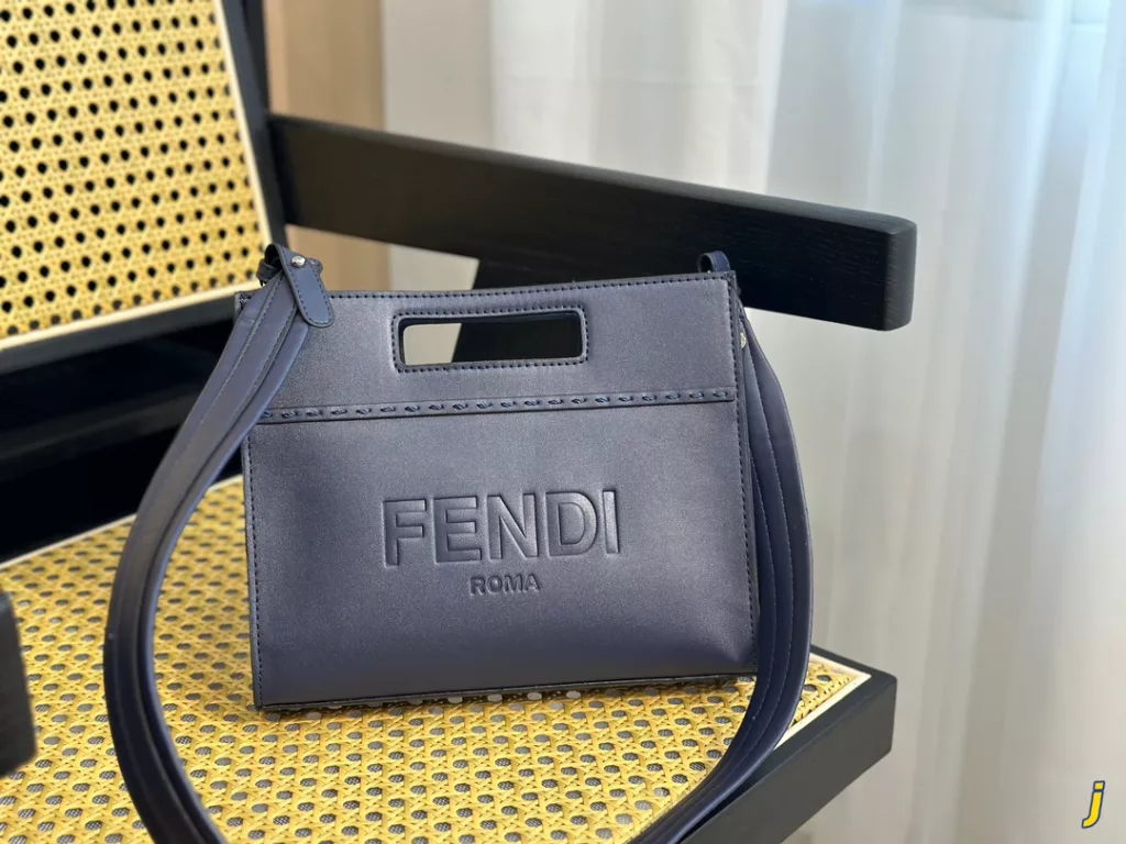 Fendi<br>Handbag / shoulder / crossbody bag<br>Size 24*20cm<br>Unisex model