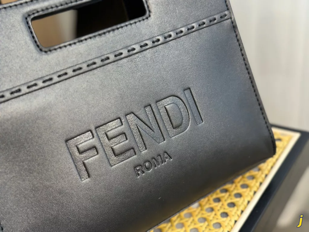 Fendi<br>Handbag / shoulder / crossbody bag<br>Size 24*20cm<br>Unisex model