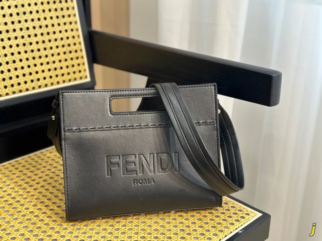 Fendi<br>Handbag / shoulder / crossbody bag<br>Size 24*20cm<br>Unisex model