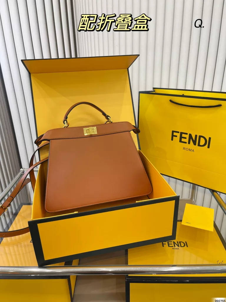 fendi Fendi handbag<br>Capacity super large latest trend<br>The actual color is very nice and unique<br>Daily street can be crossbody or hand-carried<br>Classic and versatile collection of beauty must enter<br>Size: 33 25