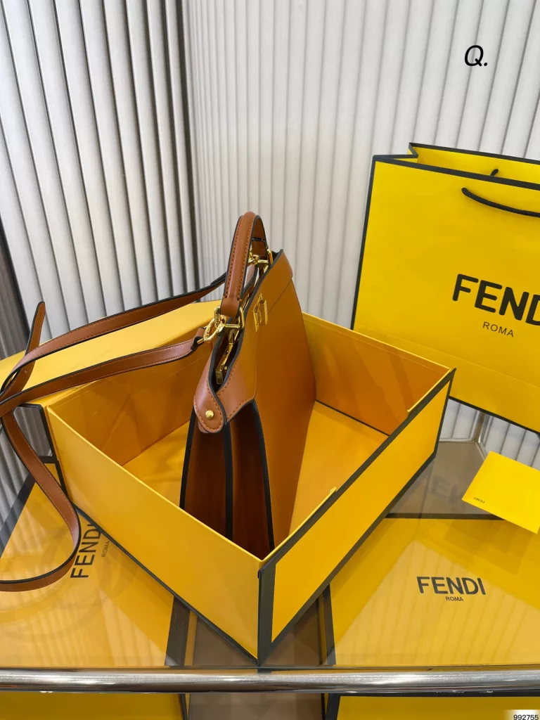 fendi Fendi handbag<br>Capacity super large latest trend<br>The actual color is very nice and unique<br>Daily street can be crossbody or hand-carried<br>Classic and versatile collection of beauty must enter<br>Size: 33 25