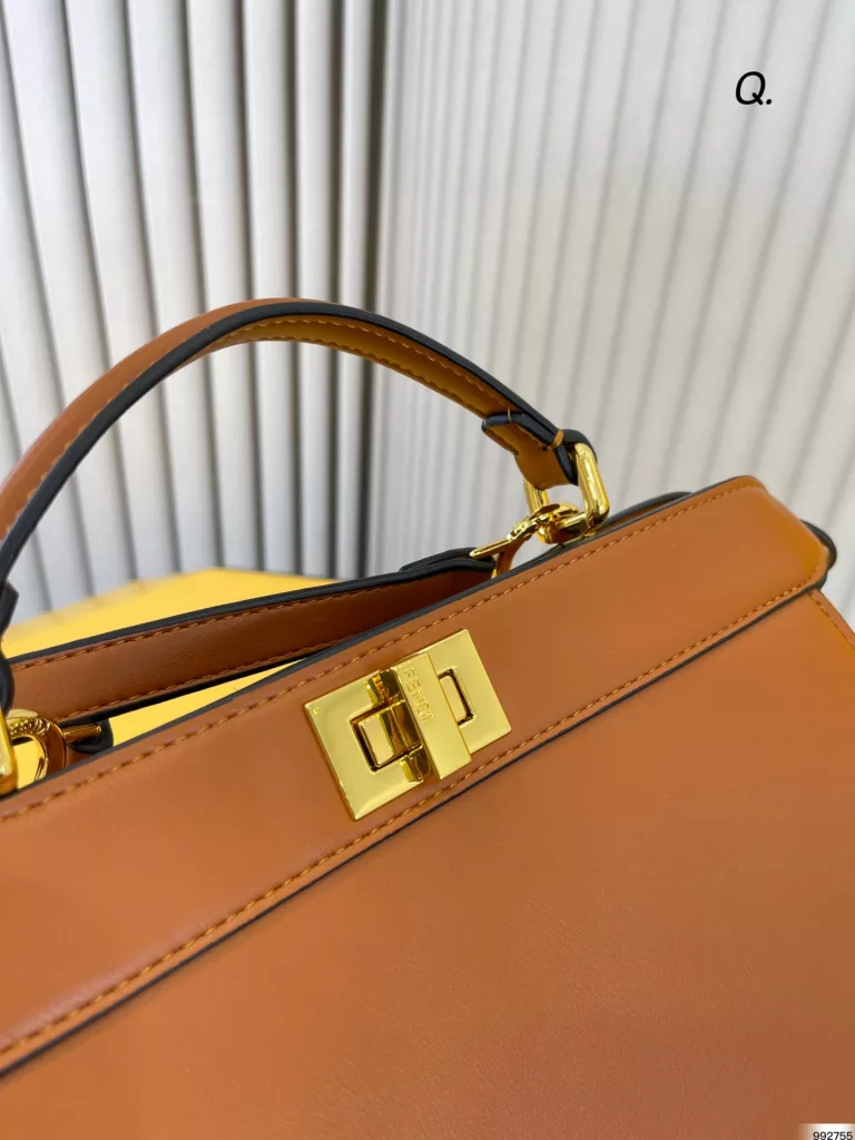 fendi Fendi handbag<br>Capacity super large latest trend<br>The actual color is very nice and unique<br>Daily street can be crossbody or hand-carried<br>Classic and versatile collection of beauty must enter<br>Size: 33 25