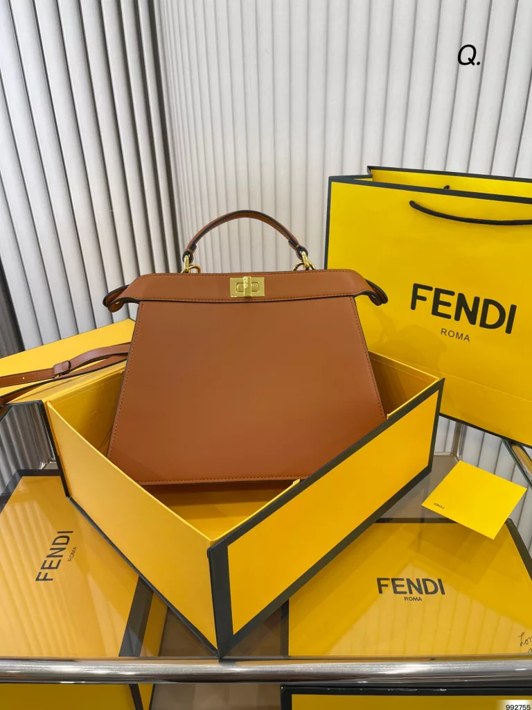 fendi Fendi handbag<br>Capacity super large latest trend<br>The actual color is very nice and unique<br>Daily street can be crossbody or hand-carried<br>Classic and versatile collection of beauty must enter<br>Size: 33 25