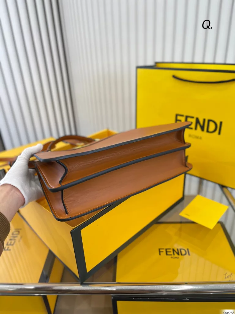 fendi Fendi handbag<br>Capacity super large latest trend<br>The actual color is very nice and unique<br>Daily street can be crossbody or hand-carried<br>Classic and versatile collection of beauty must enter<br>Size: 33 25