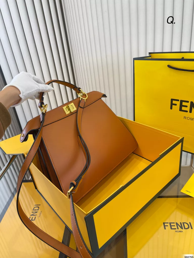 fendi Fendi handbag<br>Capacity super large latest trend<br>The actual color is very nice and unique<br>Daily street can be crossbody or hand-carried<br>Classic and versatile collection of beauty must enter<br>Size: 33 25