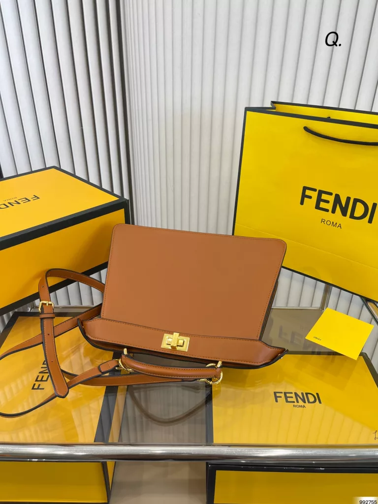 fendi Fendi handbag<br>Capacity super large latest trend<br>The actual color is very nice and unique<br>Daily street can be crossbody or hand-carried<br>Classic and versatile collection of beauty must enter<br>Size: 33 25