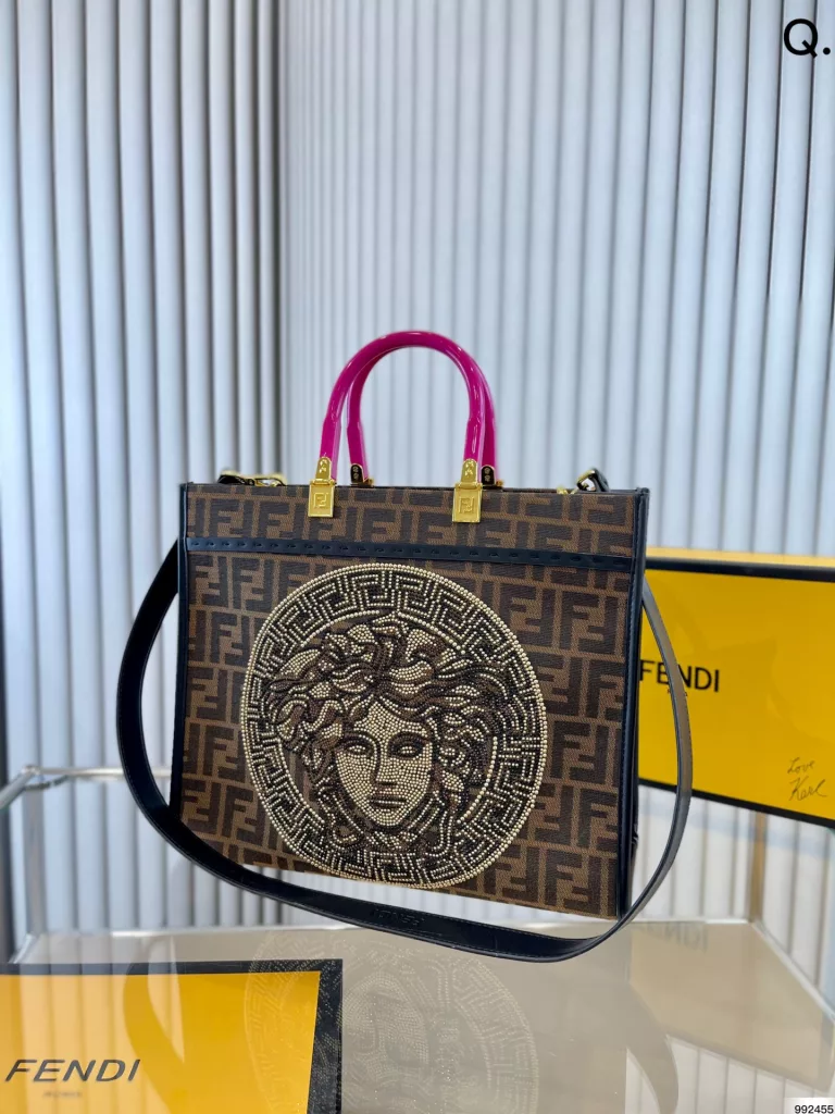 Fendi Versace co-branded tote bag Fendace , Fendi new! Limited edition tote bag, Song Yeon Kary, Zhao Wei and other stars have the same style of wear, simple lines, and contoured shape, both casual and versatile, but also slightly formal, is a bag that can be used in any scene. Size: 35 29