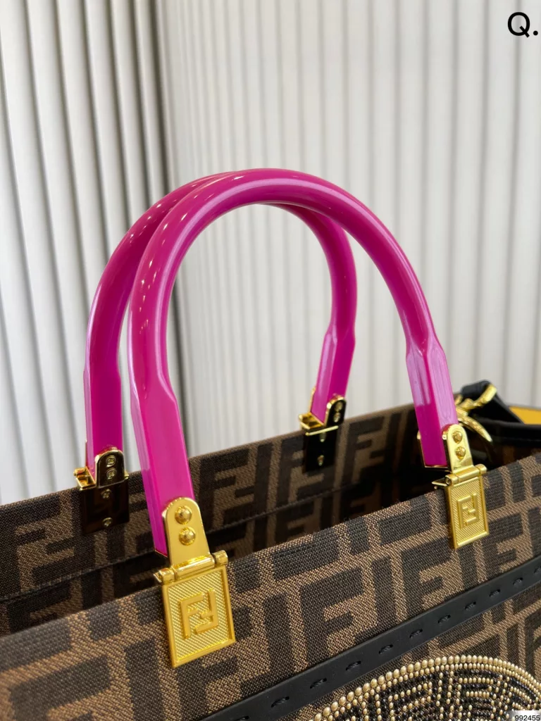 Fendi Versace co-branded tote bag Fendace , Fendi new! Limited edition tote bag, Song Yeon Kary, Zhao Wei and other stars have the same style of wear, simple lines, and contoured shape, both casual and versatile, but also slightly formal, is a bag that can be used in any scene. Size: 35 29