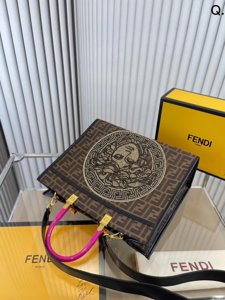 Fendi Versace co-branded tote bag Fendace , Fendi new! Limited edition tote bag, Song Yeon Kary, Zhao Wei and other stars have the same style of wear, simple lines, and contoured shape, both casual and versatile, but also slightly formal, is a bag that can be used in any scene. Size: 35 29