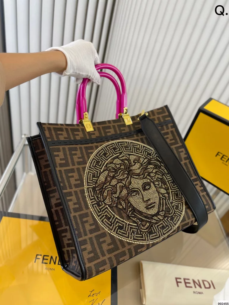 Fendi Versace co-branded tote bag Fendace , Fendi new! Limited edition tote bag, Song Yeon Kary, Zhao Wei and other stars have the same style of wear, simple lines, and contoured shape, both casual and versatile, but also slightly formal, is a bag that can be used in any scene. Size: 35 29