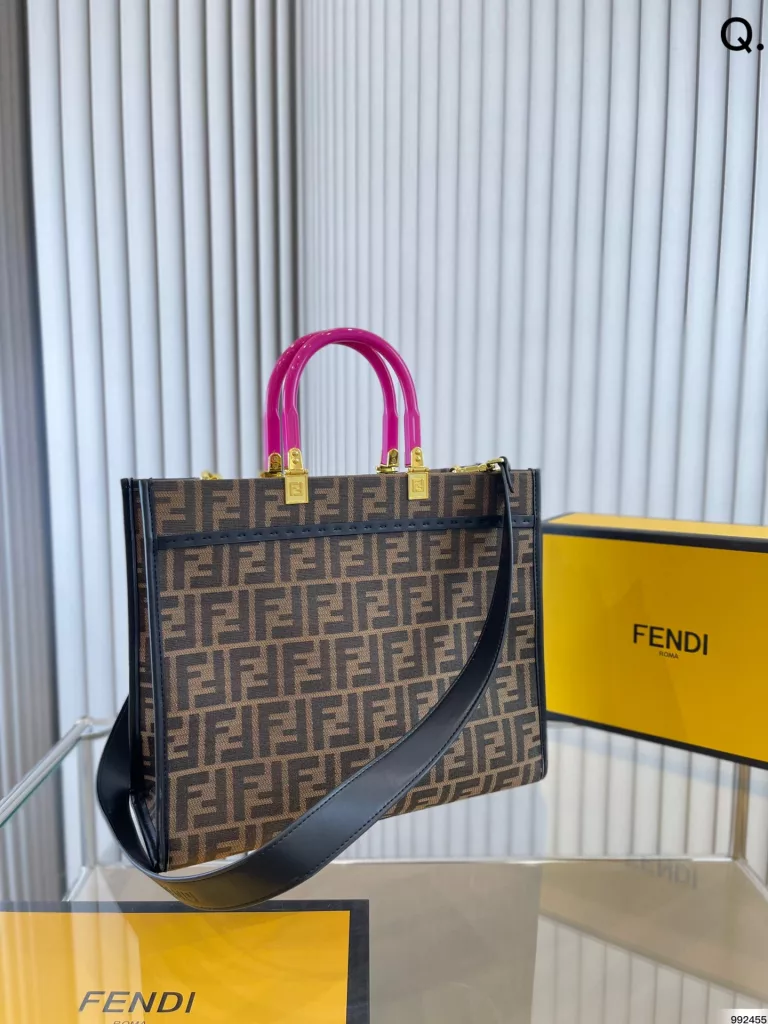 Fendi Versace co-branded tote bag Fendace , Fendi new! Limited edition tote bag, Song Yeon Kary, Zhao Wei and other stars have the same style of wear, simple lines, and contoured shape, both casual and versatile, but also slightly formal, is a bag that can be used in any scene. Size: 35 29