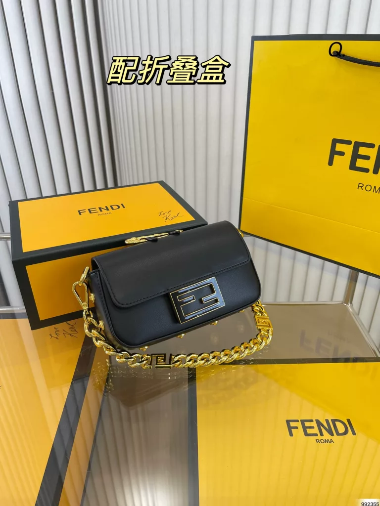 Fendi Baguette<br>Novelty design<br>Cool sassy girl must fendi<br>Size: 19.5×11cm