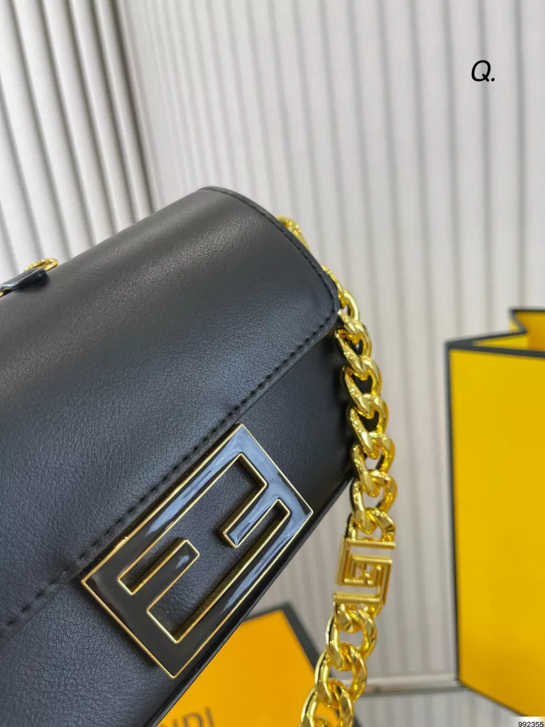 Fendi Baguette<br>Novelty design<br>Cool sassy girl must fendi<br>Size: 19.5×11cm