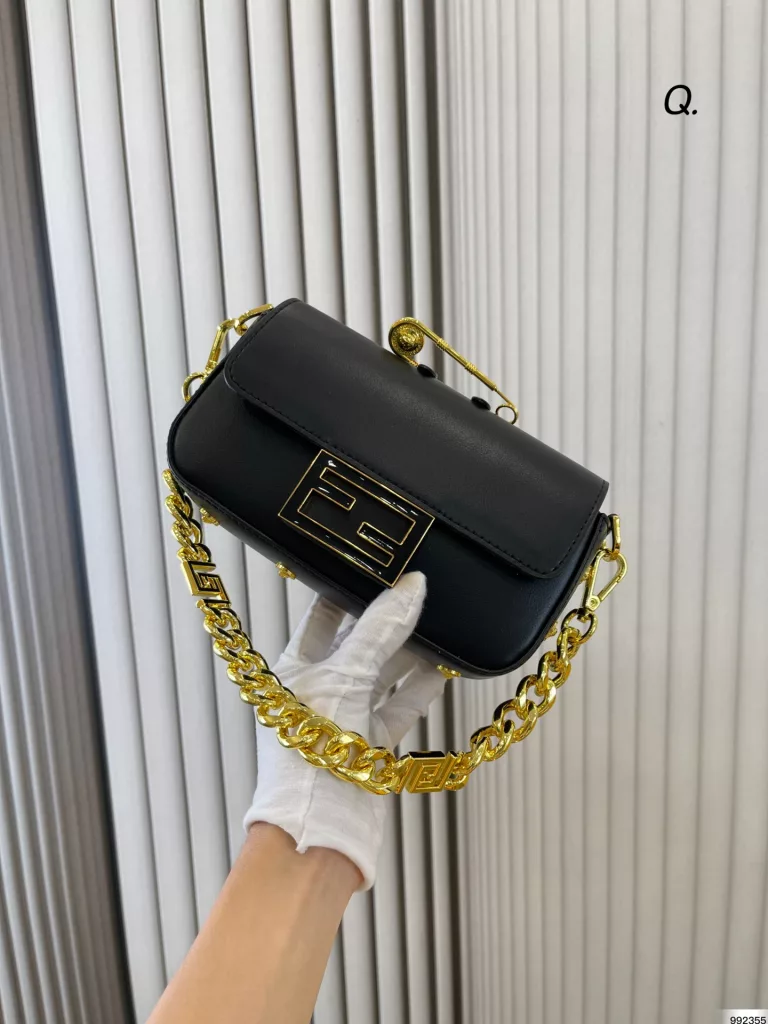 Fendi Baguette<br>Novelty design<br>Cool sassy girl must fendi<br>Size: 19.5×11cm