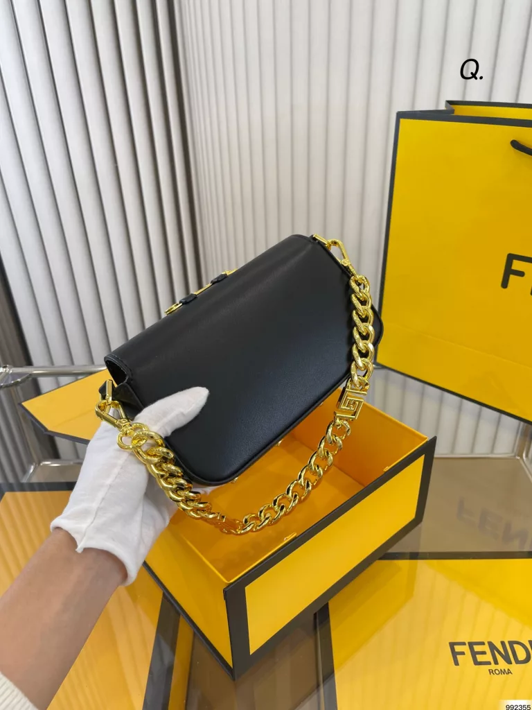 Fendi Baguette<br>Novelty design<br>Cool sassy girl must fendi<br>Size: 19.5×11cm