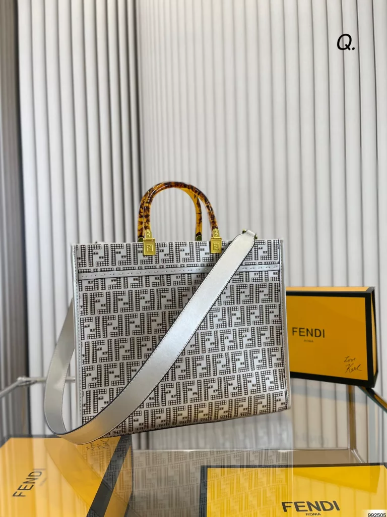 Fendi fendi tote bag<br>Face value capacity are very can<br>Cool and trendy cool fashion girls must enter the model<br>Suitable for daily commuting out on the street<br>Size 35 29