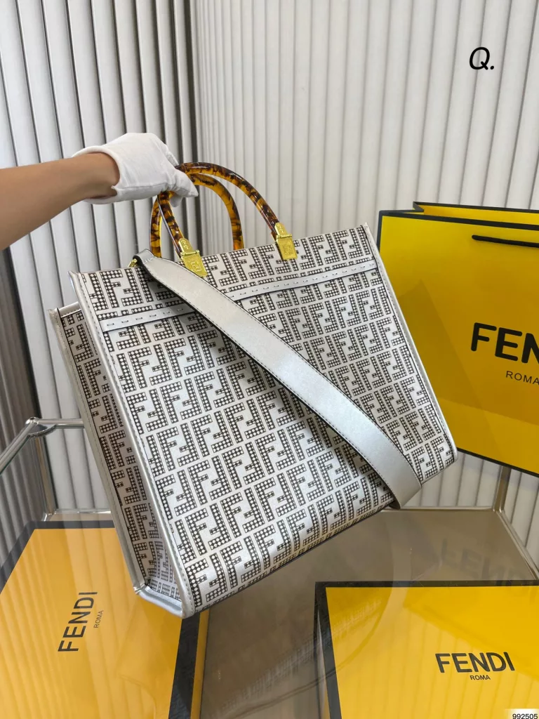 Fendi fendi tote bag<br>Face value capacity are very can<br>Cool and trendy cool fashion girls must enter the model<br>Suitable for daily commuting out on the street<br>Size 35 29