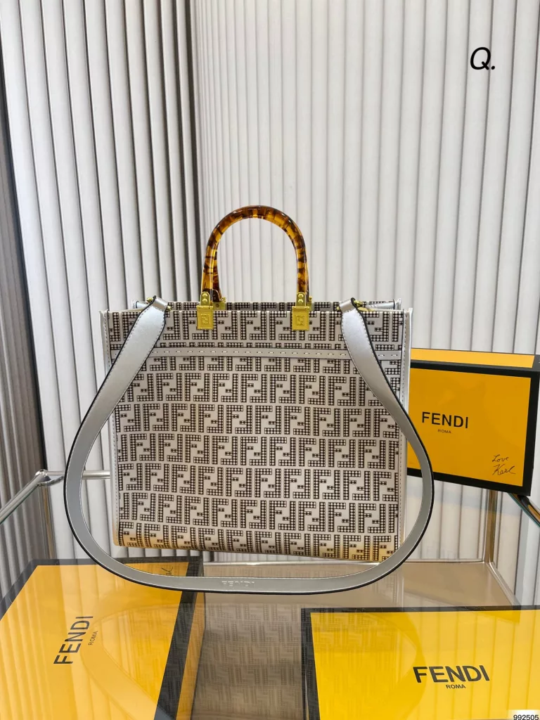 Fendi fendi tote bag<br>Face value capacity are very can<br>Cool and trendy cool fashion girls must enter the model<br>Suitable for daily commuting out on the street<br>Size 35 29