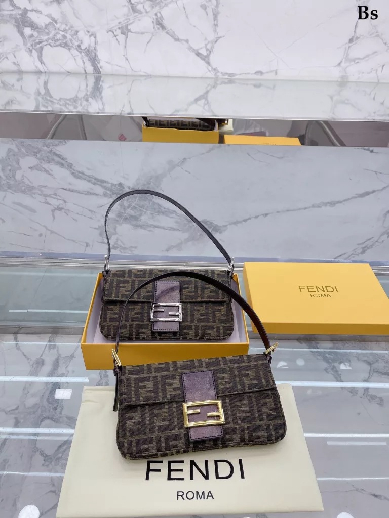 Fendi Vintage baguette bag<br>2023 Milan Fashion Week street photography, the trendsetters carry the most bags is probably Fendi Fendi this underarm bag classic fabric has a lazy street style. Qi Wei, Rosie and other celebrities will also carry daily street. Size: 25 15cm (gift box 🎁 packaging)