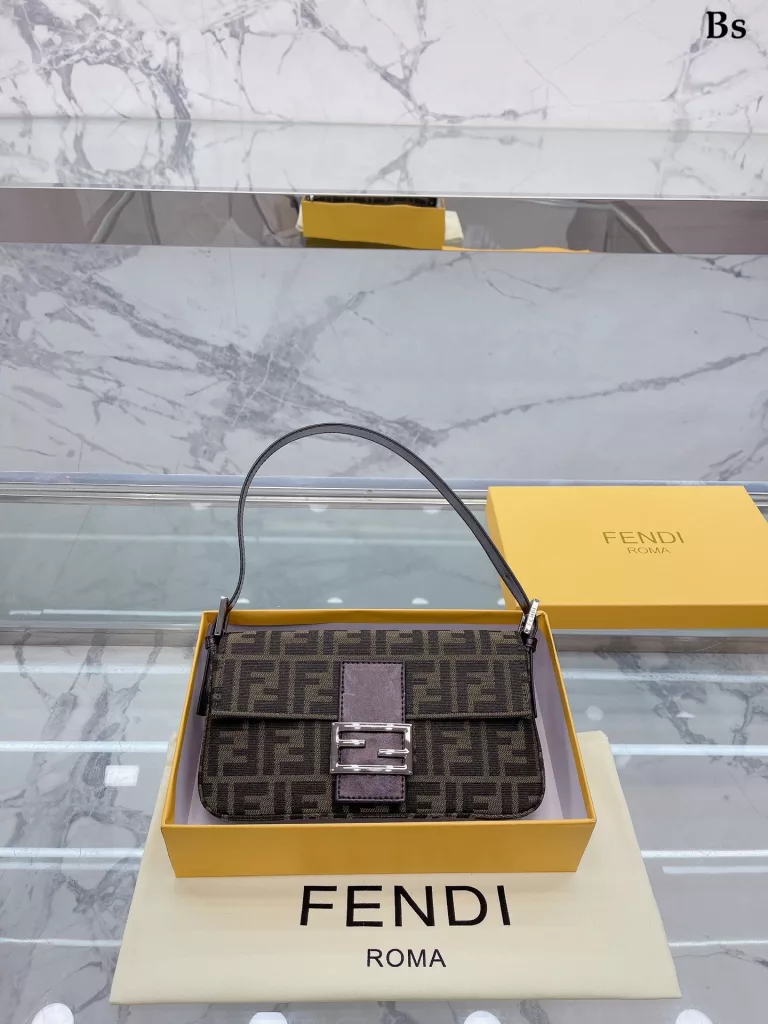 Fendi Vintage baguette bag<br>2023 Milan Fashion Week street photography, the trendsetters carry the most bags is probably Fendi Fendi this underarm bag classic fabric has a lazy street style. Qi Wei, Rosie and other celebrities will also carry daily street. Size: 25 15cm (gift box 🎁 packaging)