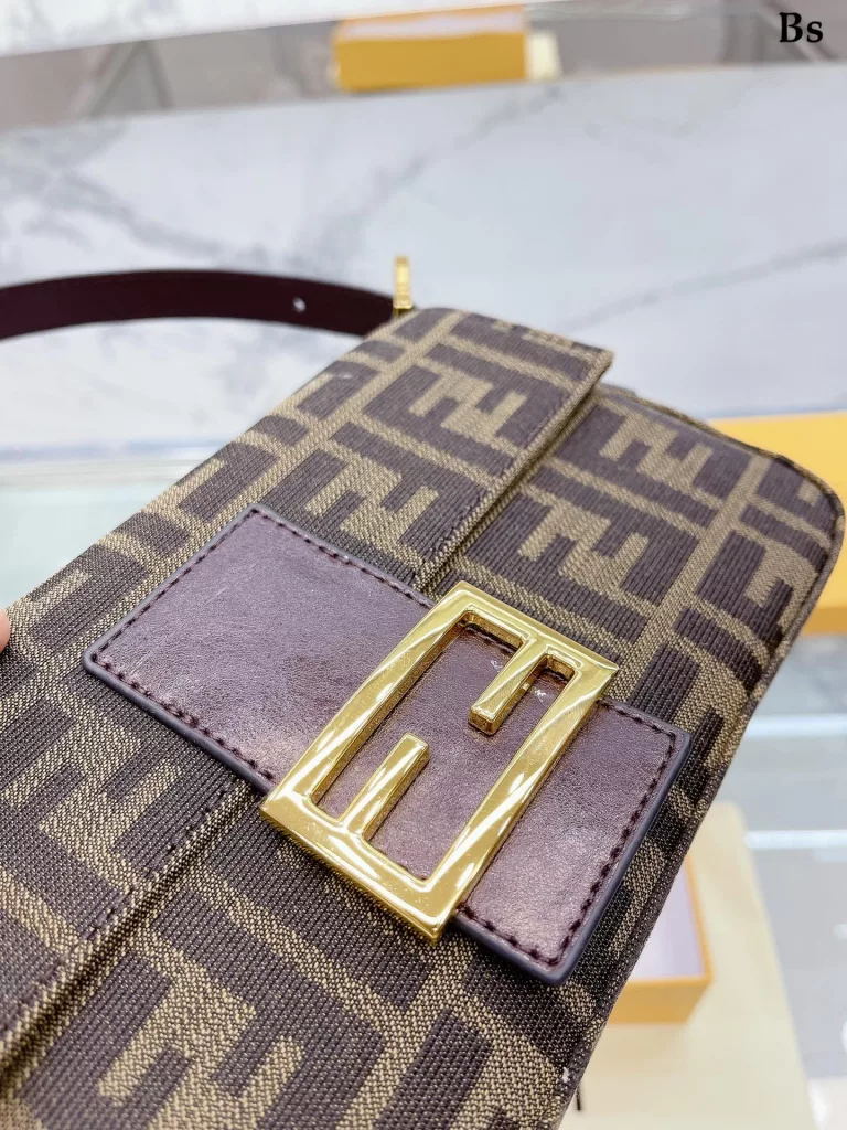 Fendi Vintage baguette bag<br>2023 Milan Fashion Week street photography, the trendsetters carry the most bags is probably Fendi Fendi this underarm bag classic fabric has a lazy street style. Qi Wei, Rosie and other celebrities will also carry daily street. Size: 25 15cm (gift box 🎁 packaging)