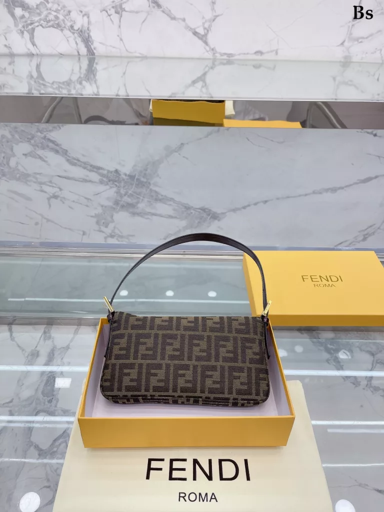 Fendi Vintage baguette bag<br>2023 Milan Fashion Week street photography, the trendsetters carry the most bags is probably Fendi Fendi this underarm bag classic fabric has a lazy street style. Qi Wei, Rosie and other celebrities will also carry daily street. Size: 25 15cm (gift box 🎁 packaging)