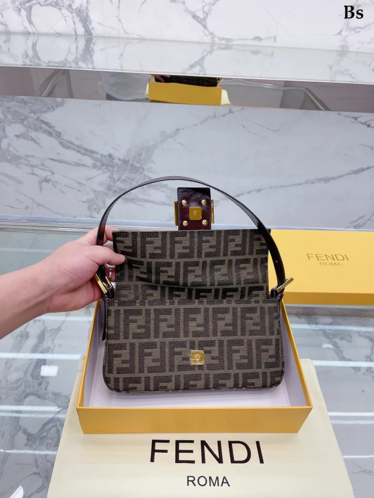 Fendi Vintage baguette bag<br>2023 Milan Fashion Week street photography, the trendsetters carry the most bags is probably Fendi Fendi this underarm bag classic fabric has a lazy street style. Qi Wei, Rosie and other celebrities will also carry daily street. Size: 25 15cm (gift box 🎁 packaging)